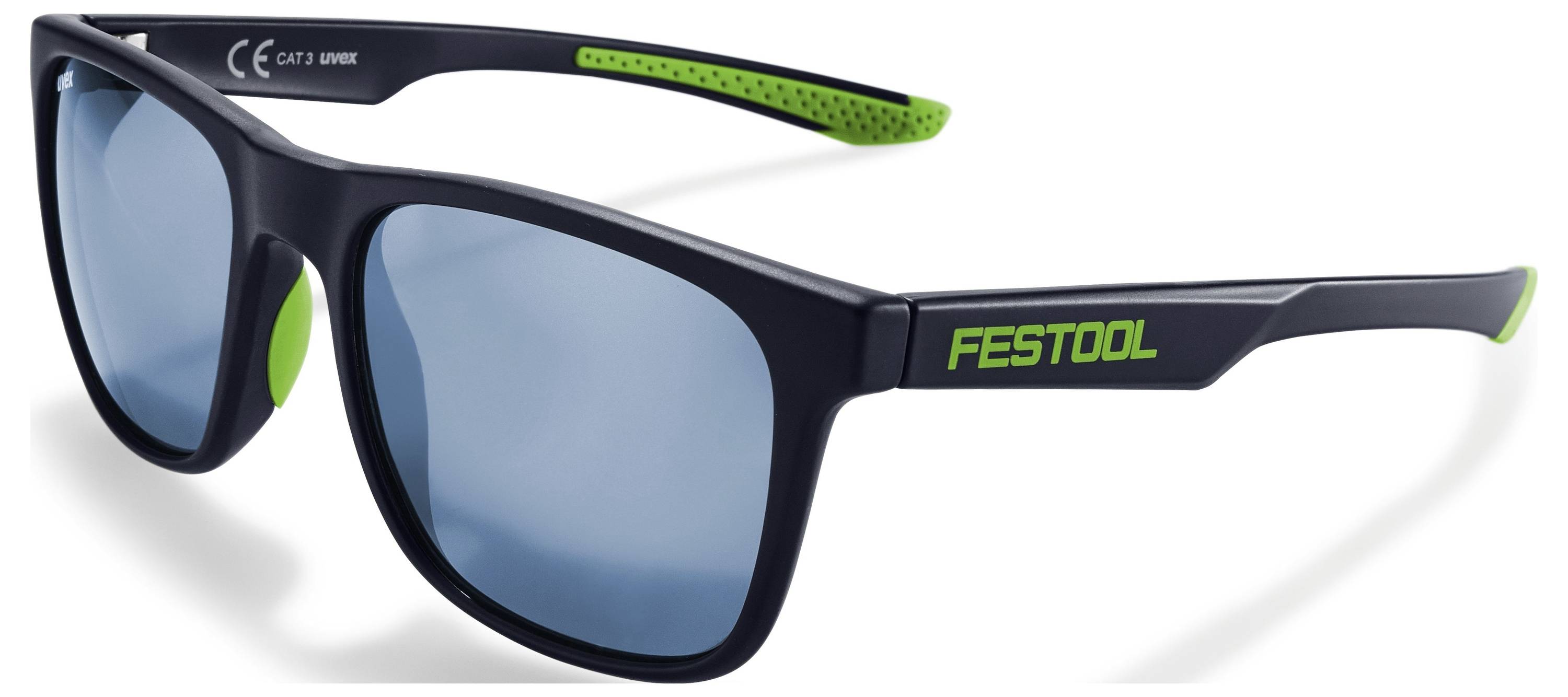 Una persona che utilizza un utensile elettrico manuale su una superficie di lavoro, concentrata sulla guida dell'utensile e sul meccanismo di taglio.