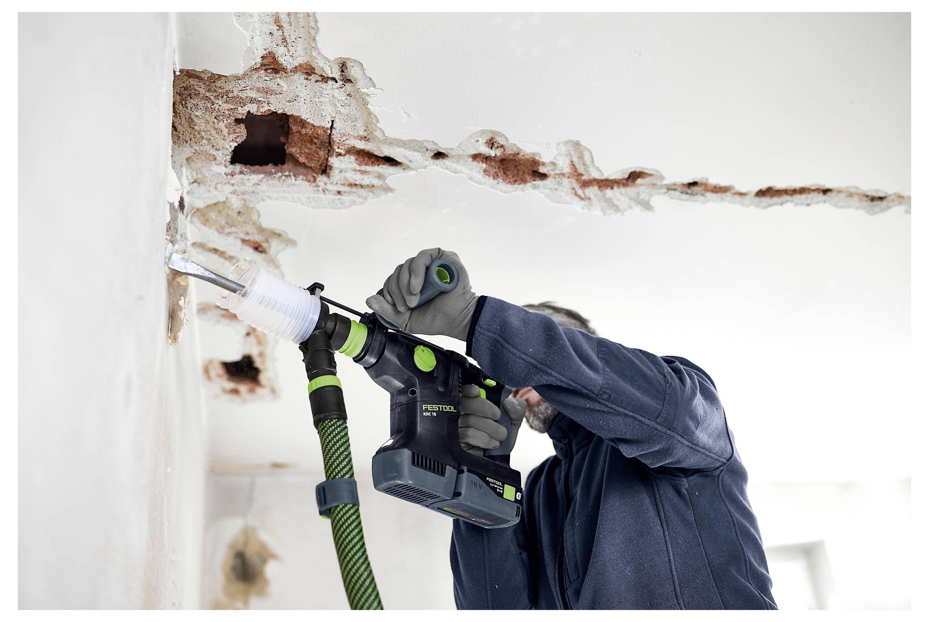 Un monitor da gioco con design futuristico, con accenti teal e rosa, un motivo circolare sul retro e l'acronimo 'ROG'.