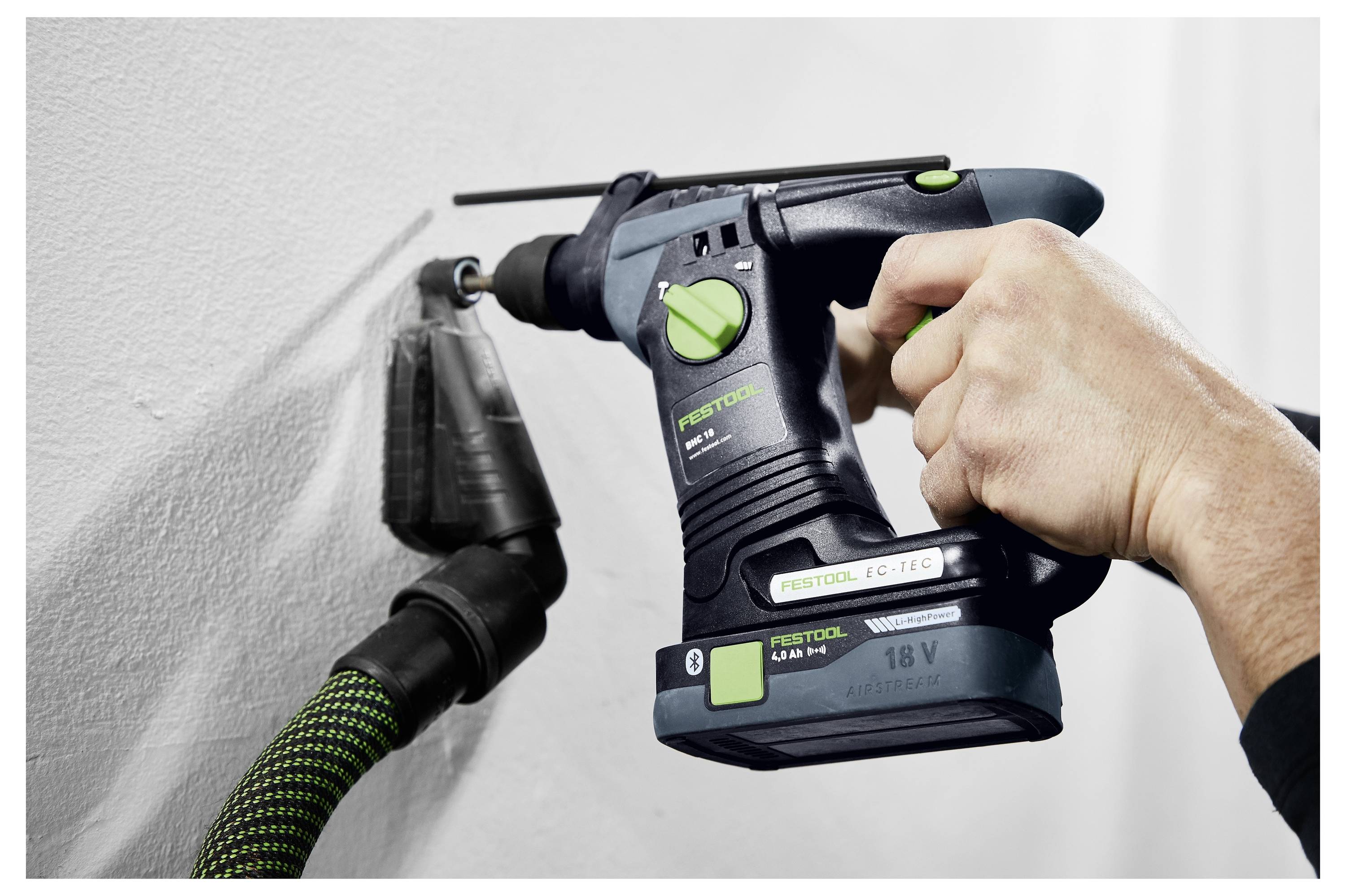 Una persona utilizza una levigatrice elettrica nera su una superficie in legno con precisione, mostrando un'attività di carpenteria o lavorazione del legno.