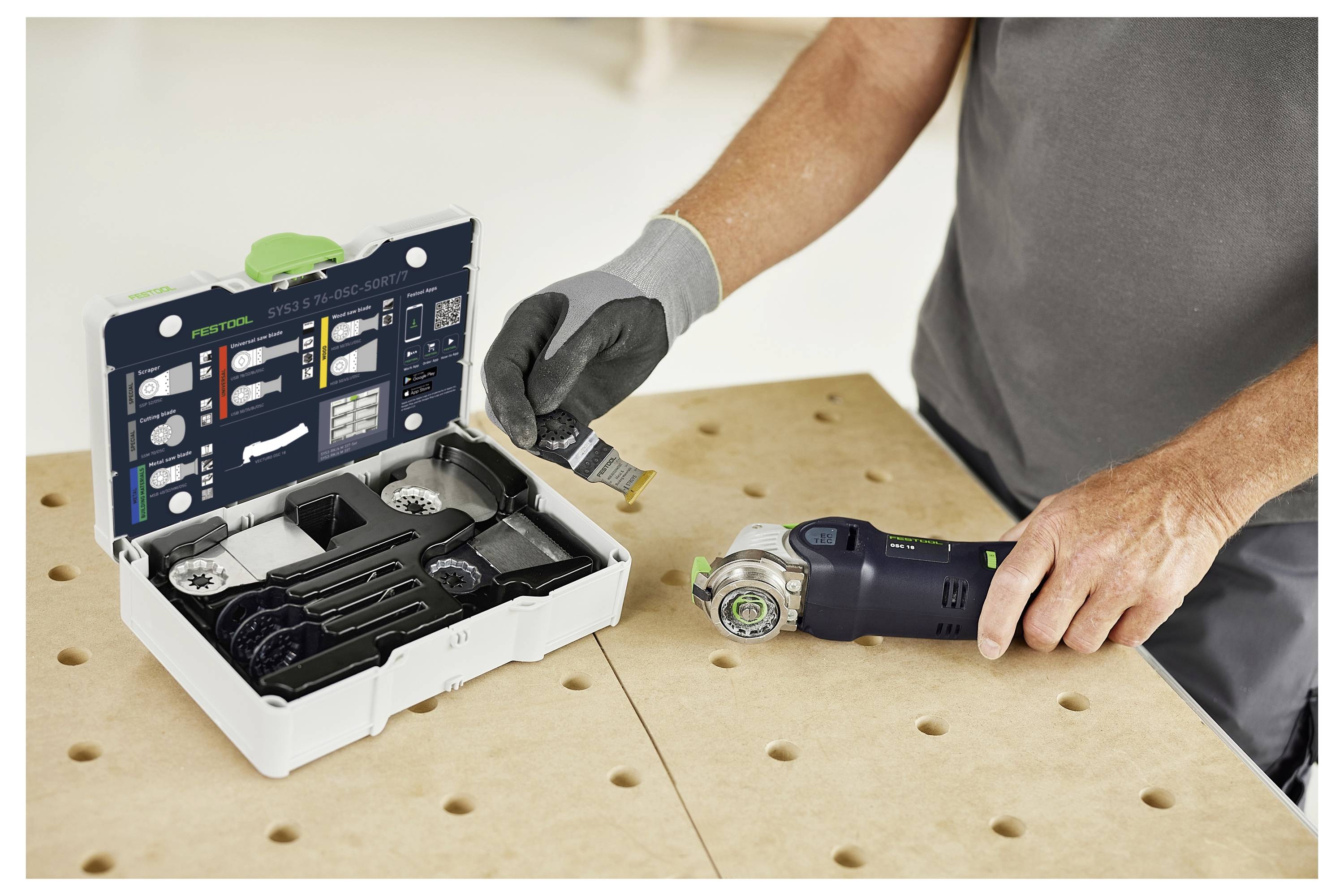 Una scheda di espansione PCIe con cinque porte USB 3.0 blu su una scheda madre verde, progettata per aggiungere connettività USB a un computer.