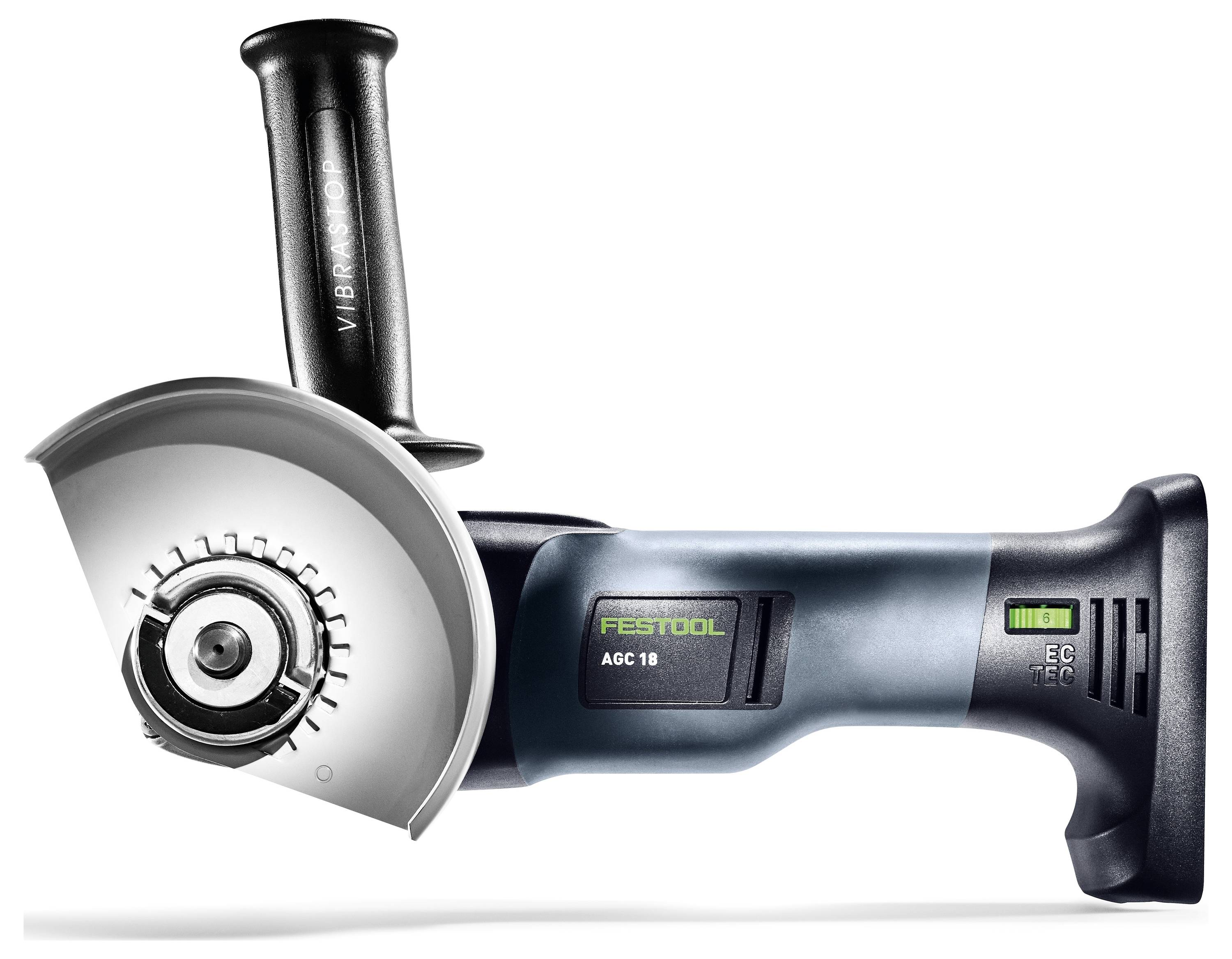 Persona che utilizza una sega circolare Festool per tagliare fogli di compensato impilati in un ambiente di officina.