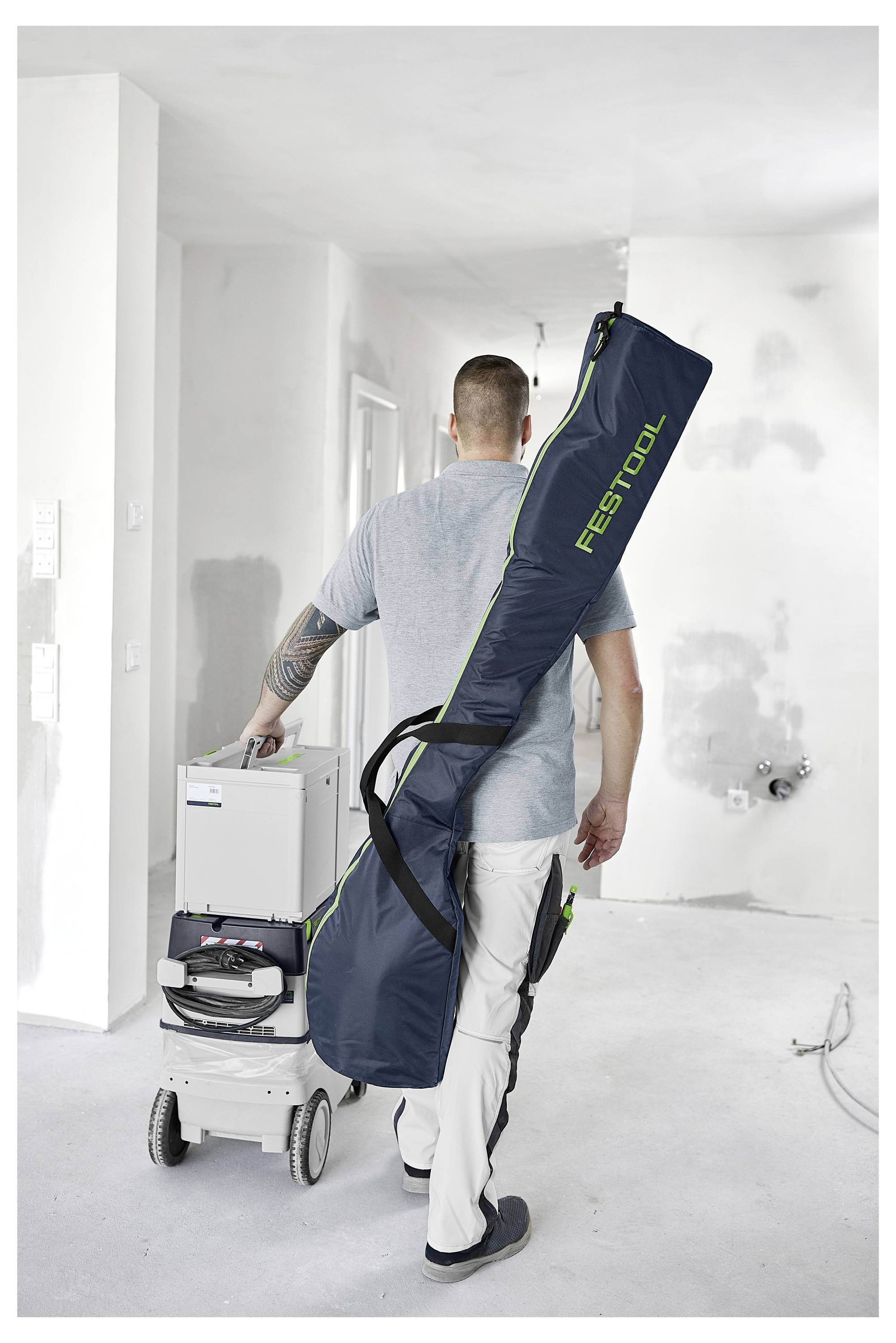 Mani che tengono una levigatrice Festool RO 125 FEQ che leviga il bordo di una superficie bianca.