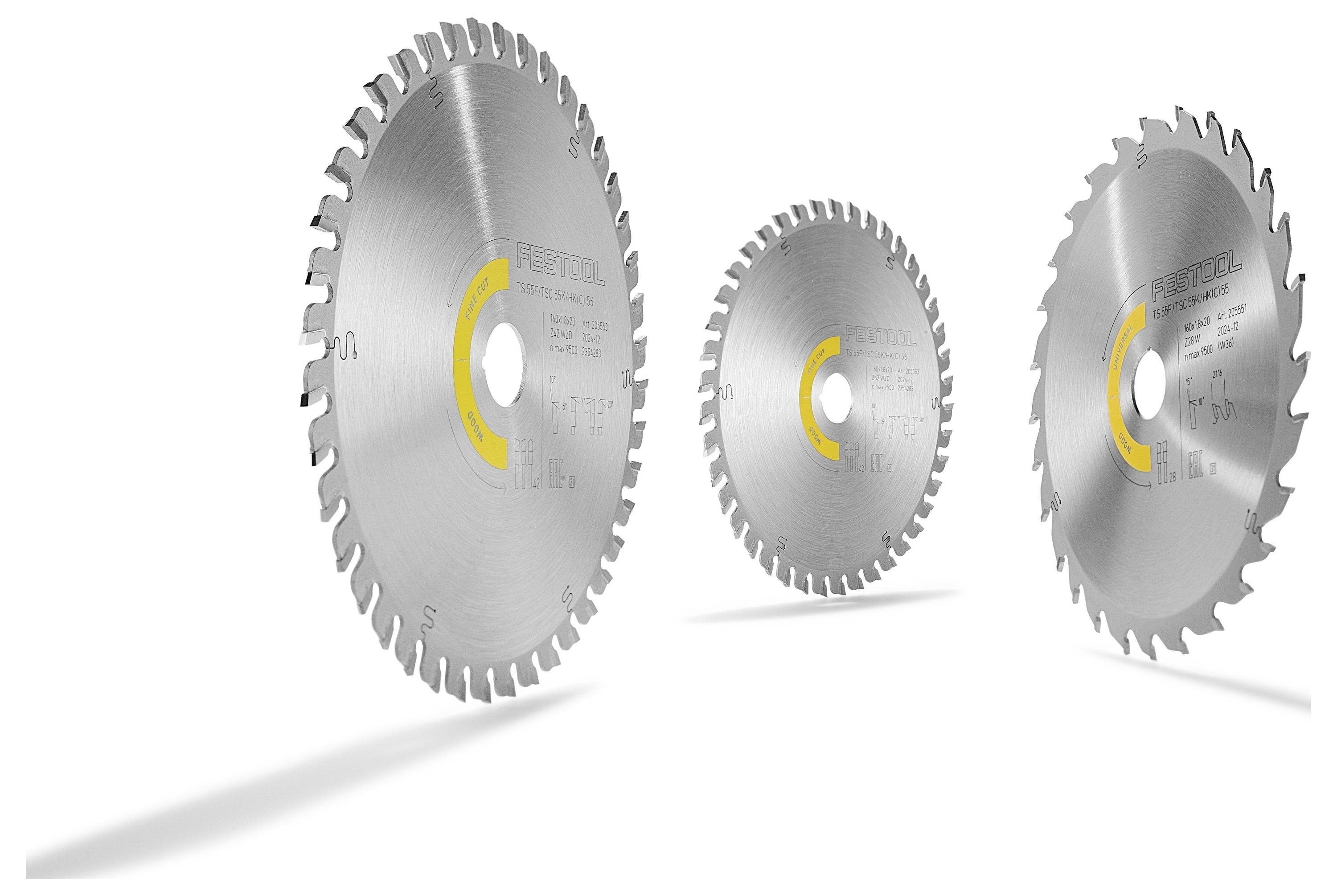 Tre lame di sega circolare con denti di dimensioni variabili, caratterizzate da iscrizioni di marchi, disposte in linea diagonale su uno sfondo bianco e semplice.