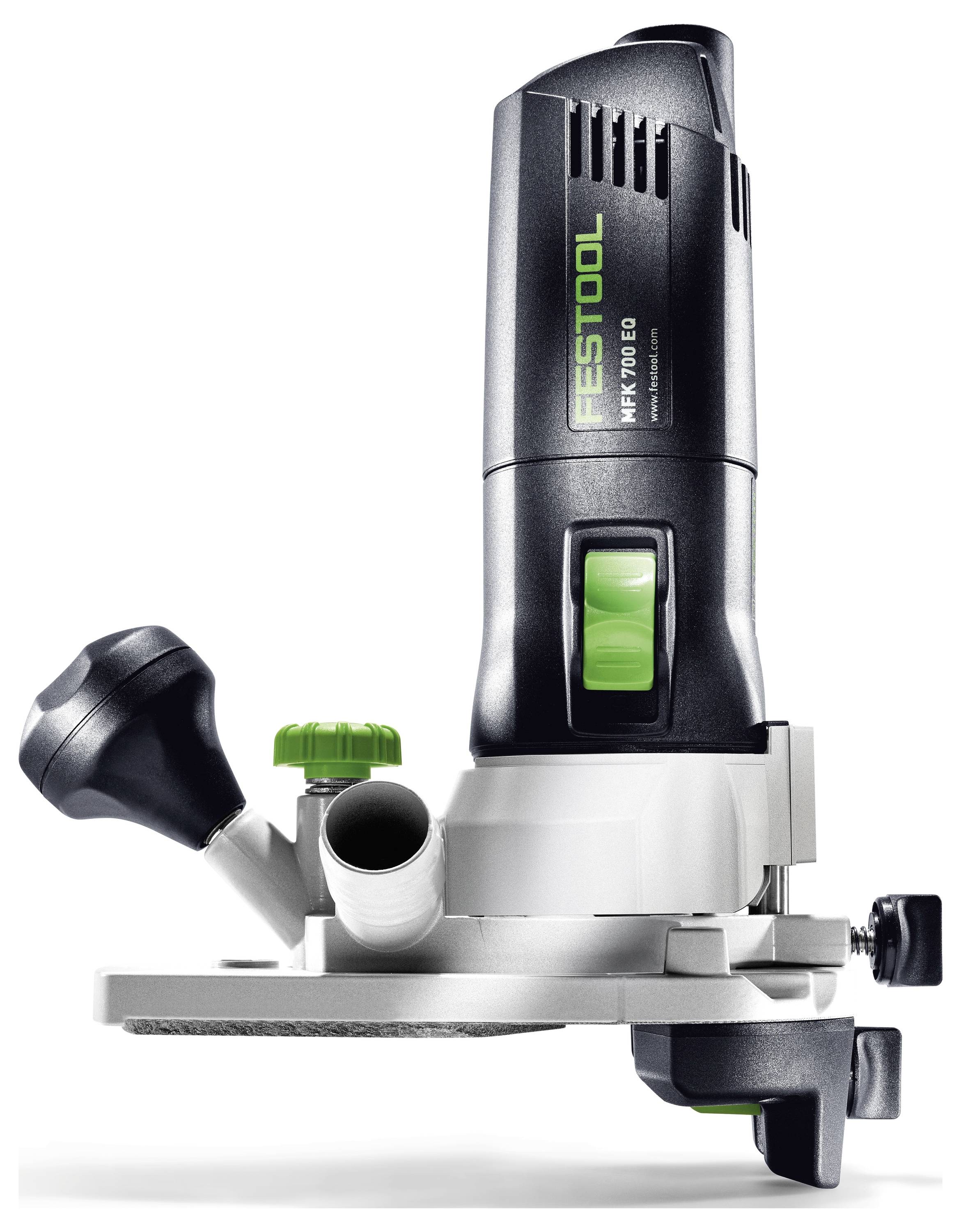 Una persona utilizza uno strumento di taglio di precisione per tagliare un pezzo di legno su un banco da lavoro, indicando artigianato fine e competenze di falegnameria.