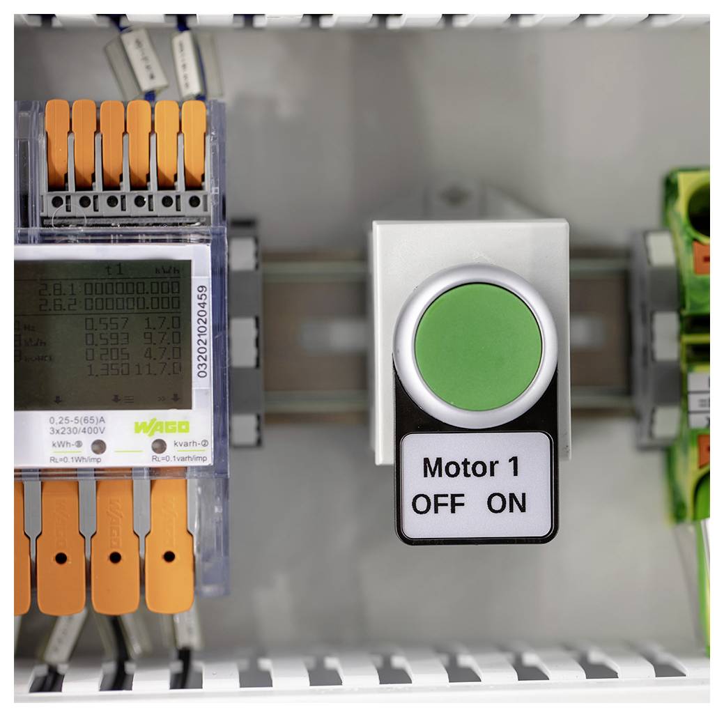 Pannello di controllo "Motor 1" con connettori arancioni, display digitale, e pulsante verde etichettato "OFF" e "ON".