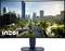 Un monitor da gioco curvo mostra uno skyline urbano con grattacieli, strade e alberi sotto un cielo sereno, creando un effetto visivo immersivo.
