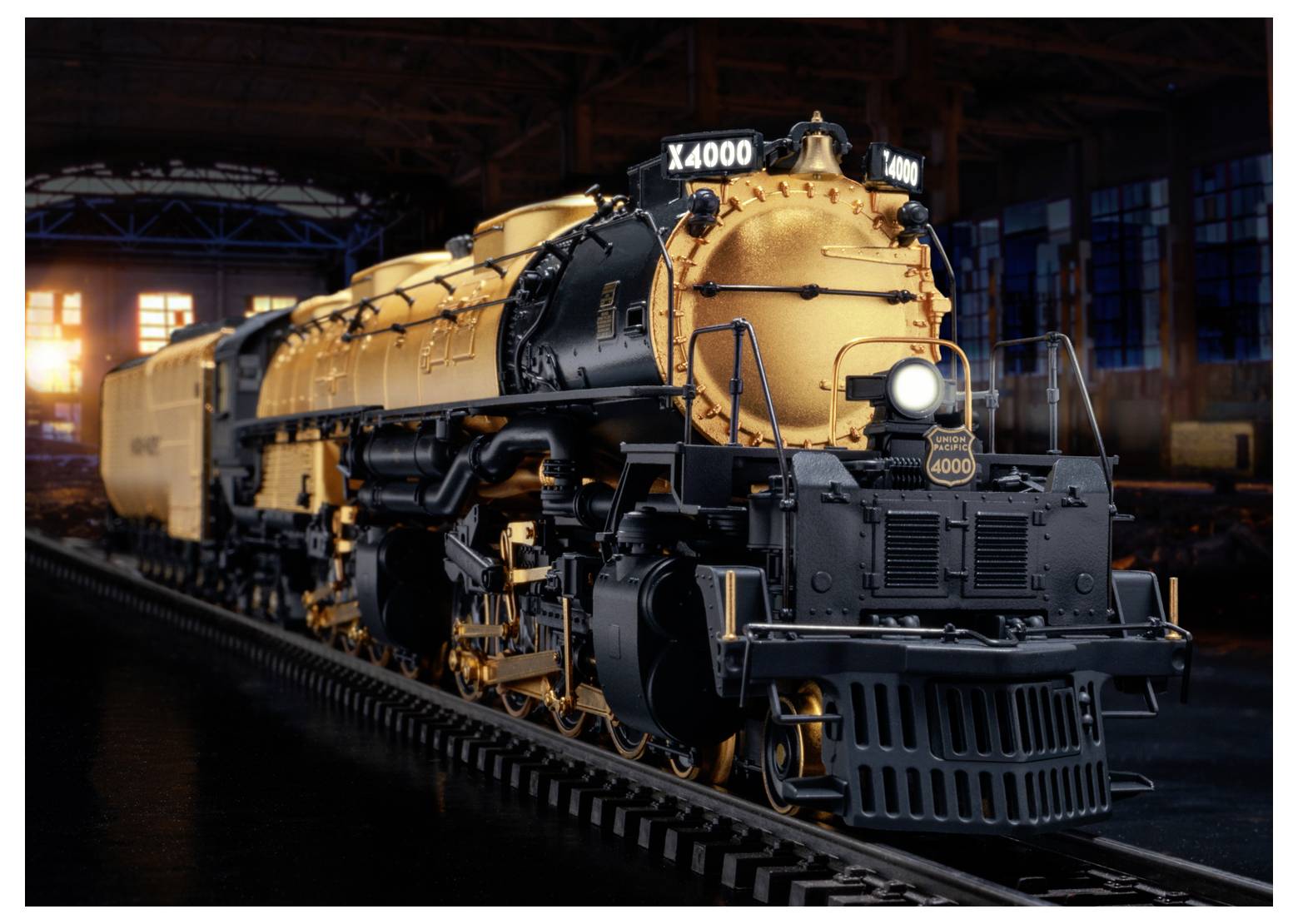 Una locomotiva a vapore d'epoca etichettata "X4000" all'interno di un deposito ferroviario scarsamente illuminato, la sua carrozzeria dorata e nera evidenziata da luci luminose.