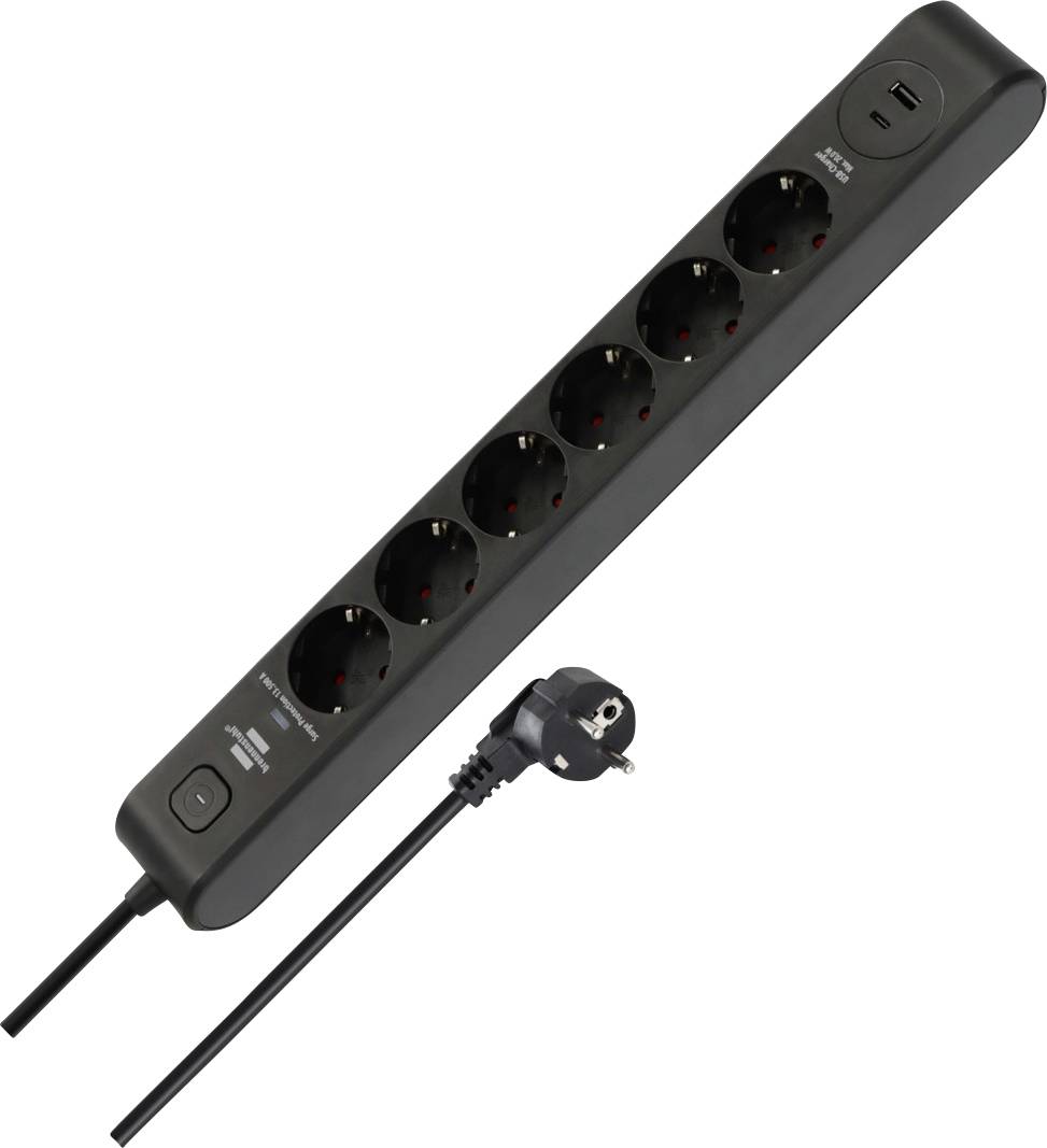 Ciabatta nera con sei prese EU, un interruttore laterale e una porta di ricarica USB integrata, mostrata con cavo e spina collegati.