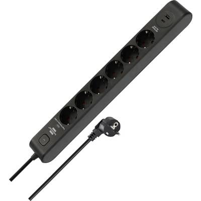 Ciabatta nera con sei prese EU, un interruttore laterale e una porta di ricarica USB integrata, mostrata con cavo e spina collegati.