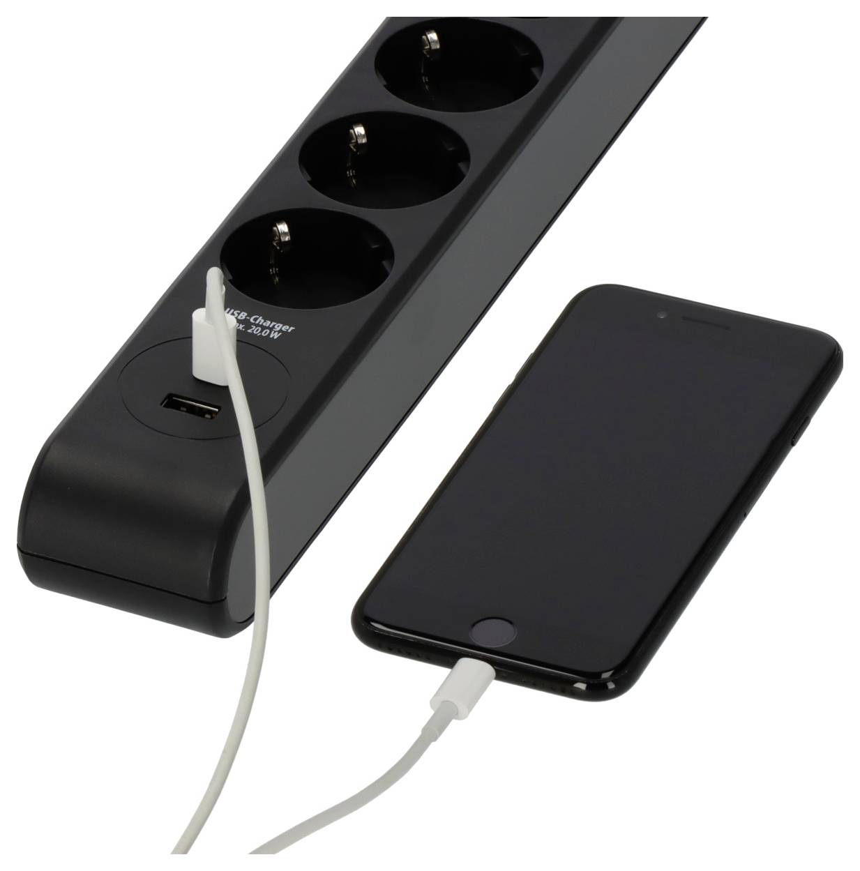 Ciabatta nera con tre prese e porta USB che ricarica uno smartphone tramite cavo.