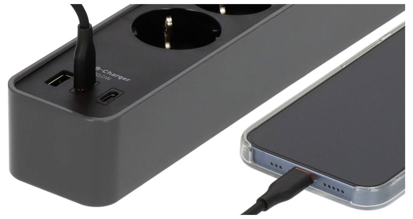 Una ciabatta con due porte USB e prese che ricarica uno smartphone tramite un cavo collegato.