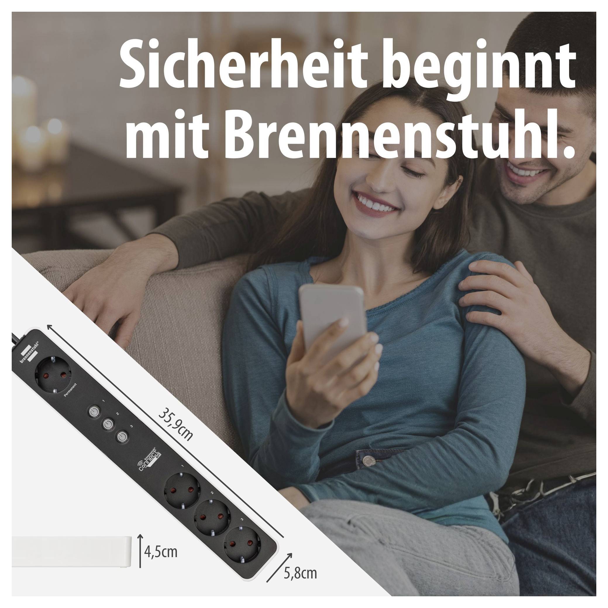 Immagine pubblicitaria: Coppia sul divano con smartphone, sopra il testo "La sicurezza inizia con Brennenstuhl."; in basso a sinistra multipresa con specifiche tecniche.