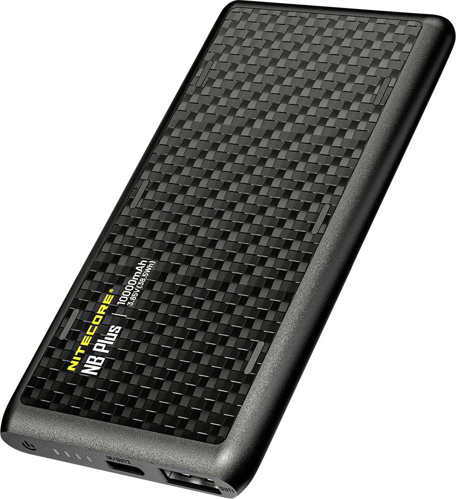 Una snella power bank Nitecore NB10000 nera con texture in fibra di carbonio. Presenta una porta USB e riporta la scritta "10000mAh Super Slim Power Bank".