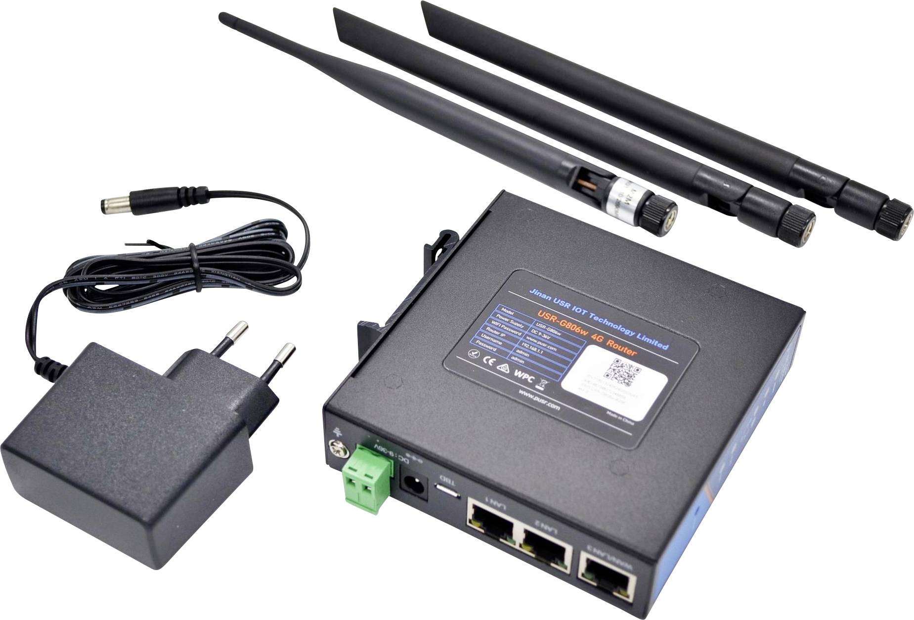 Un router wireless con tre antenne staccabili, un adattatore di alimentazione e un cavo, progettato per la connettività Internet e la distribuzione della rete.