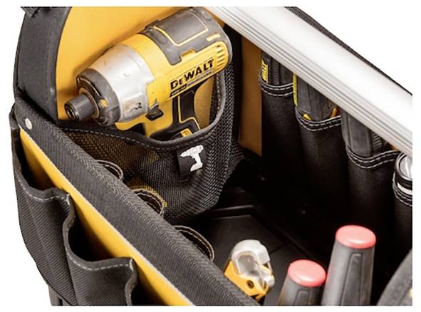 Una borsa attrezzi gialla e nera con tasche contiene un trapano a batteria giallo, cacciaviti e altri attrezzi, organizzati in modo ordinato per un facile accesso.