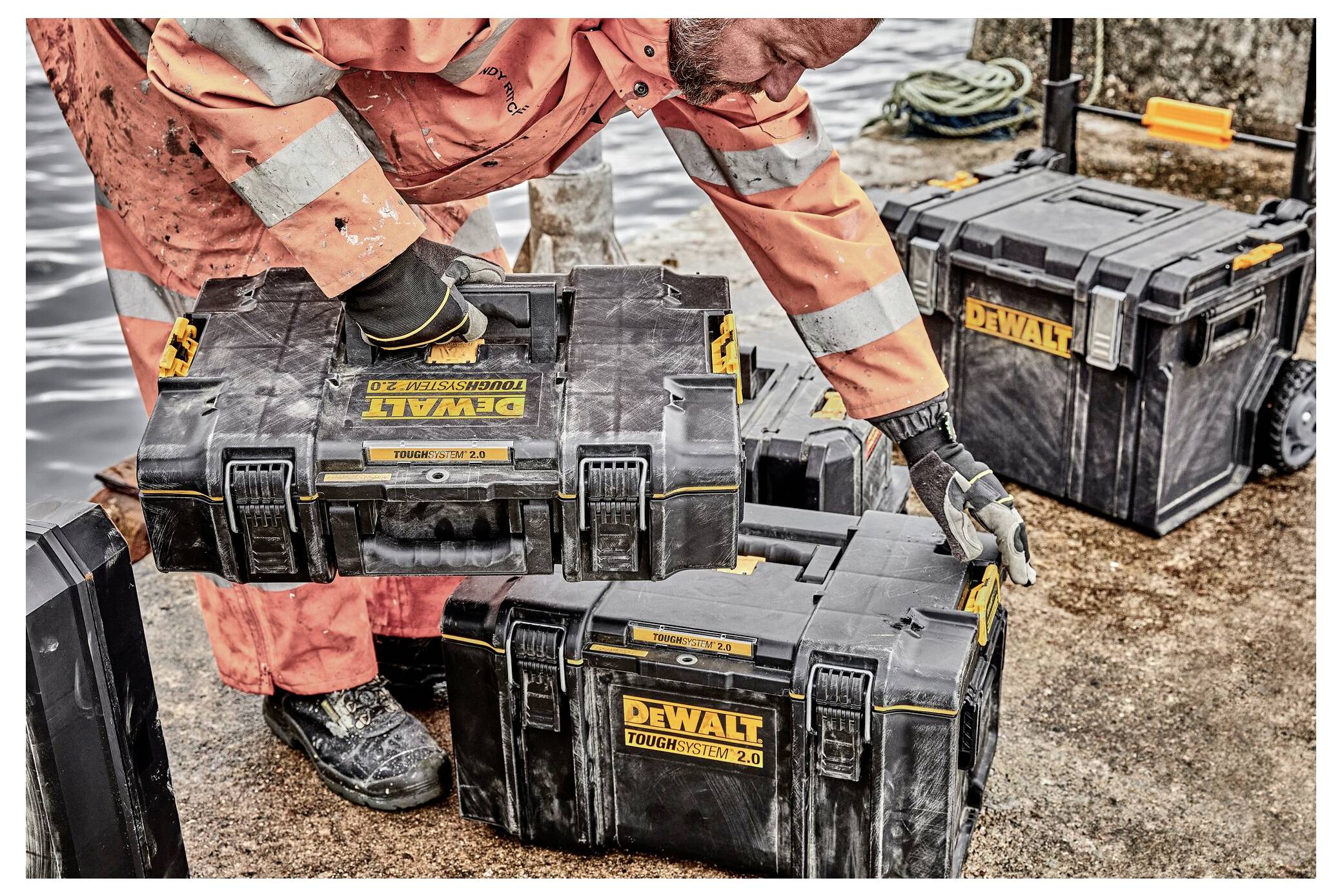 Una robusta cassetta per attrezzi nera DeWalt con una maniglia resistente e chiusure sicure, progettata per organizzare e trasportare gli attrezzi in modo efficiente.