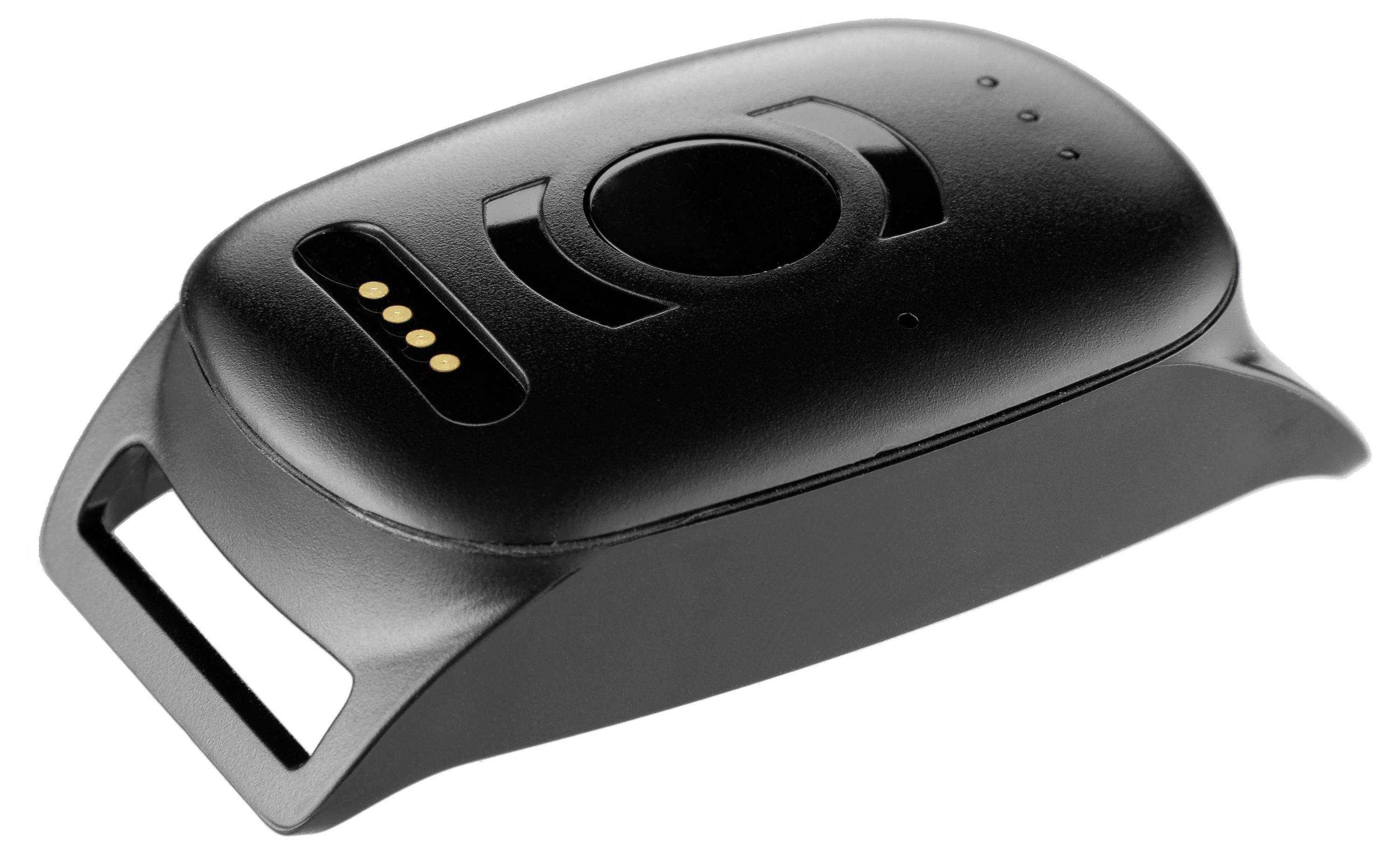 Un dispositivo elettronico nero con una porta di ricarica e un pulsante sulla parte superiore, poggiato su una superficie bianca.