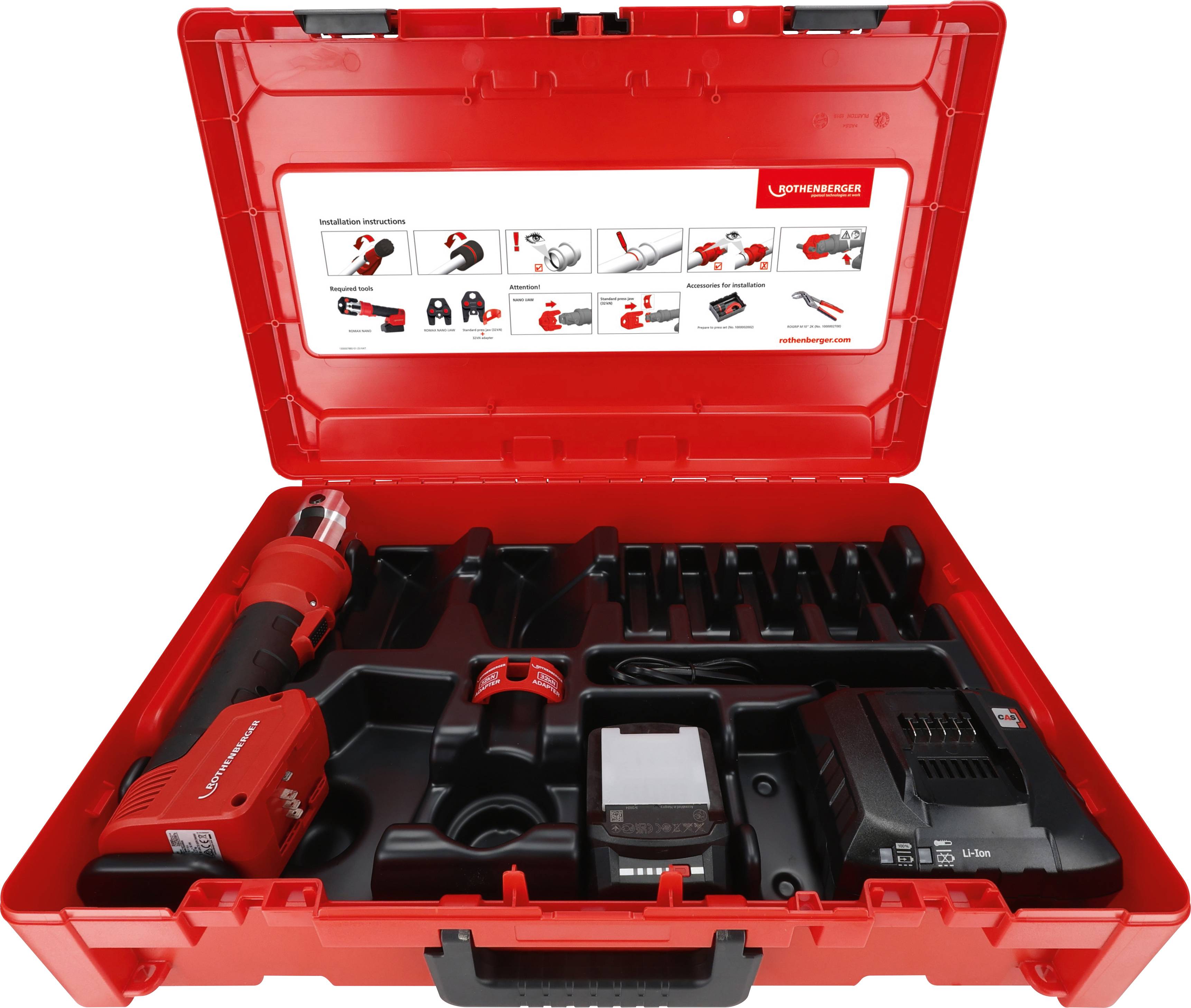 Una cassetta portautensili rossa contenente un set di trapano elettrico, che include un trapano, una batteria, un caricabatterie e vari accessori.