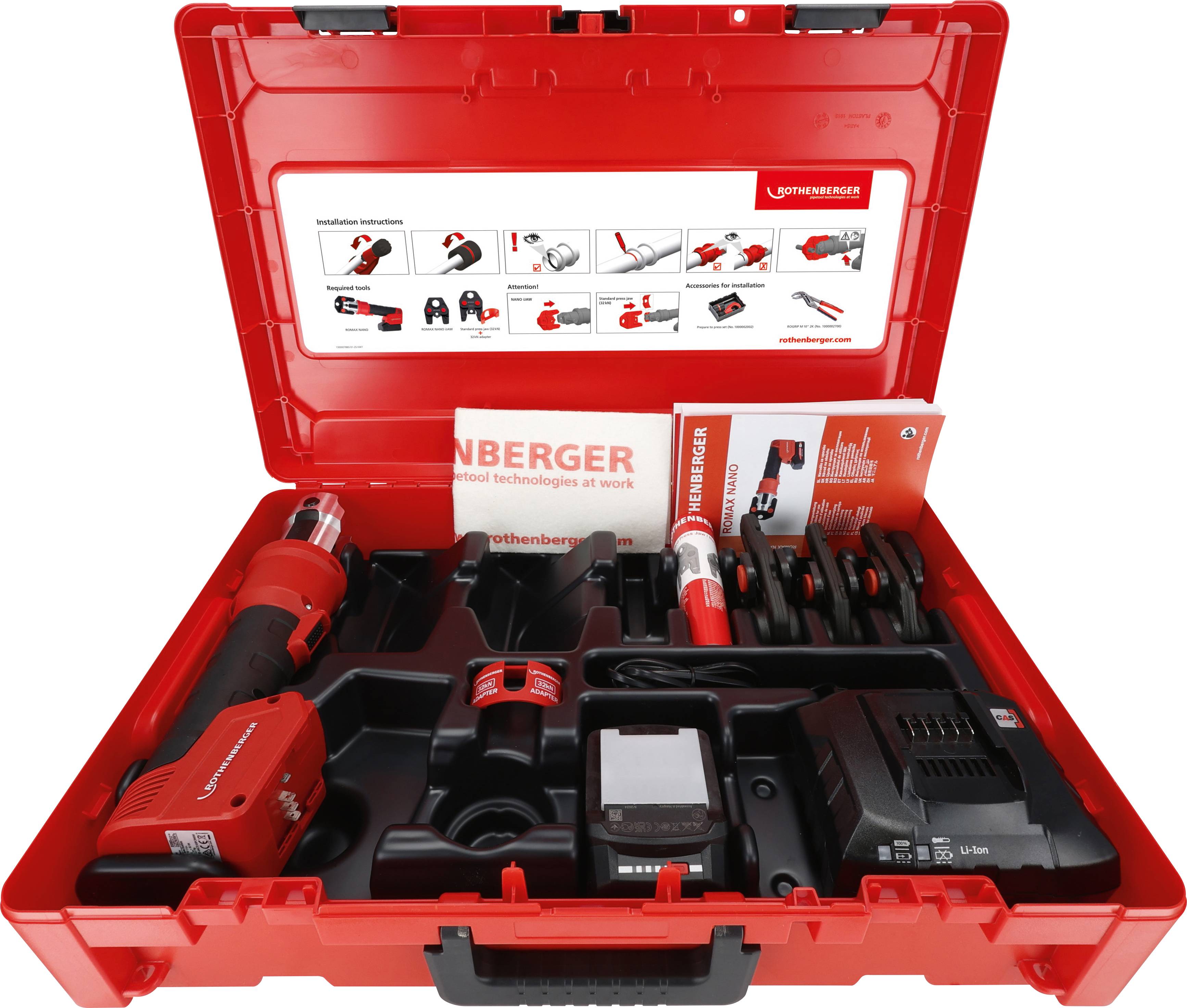 Una custodia degli attrezzi rossa contenente un set di utensili elettrici cordless con vari accessori, un caricabatterie e manuali ordinatamente disposti all'interno.