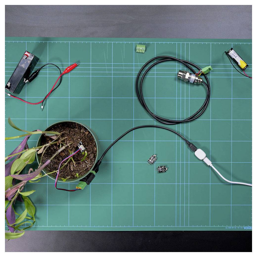 Un modulo relè Siemens, blu scuro con un design rettangolare snello, etichettato con 'SIRIUS', caratterizzato da simboli circuitali e un codice QR.
