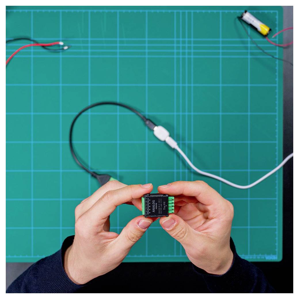 Un cavo industriale arancione con un connettore metallico su un'estremità e più fili esposti sull'altra, utilizzato per la trasmissione di energia o dati.