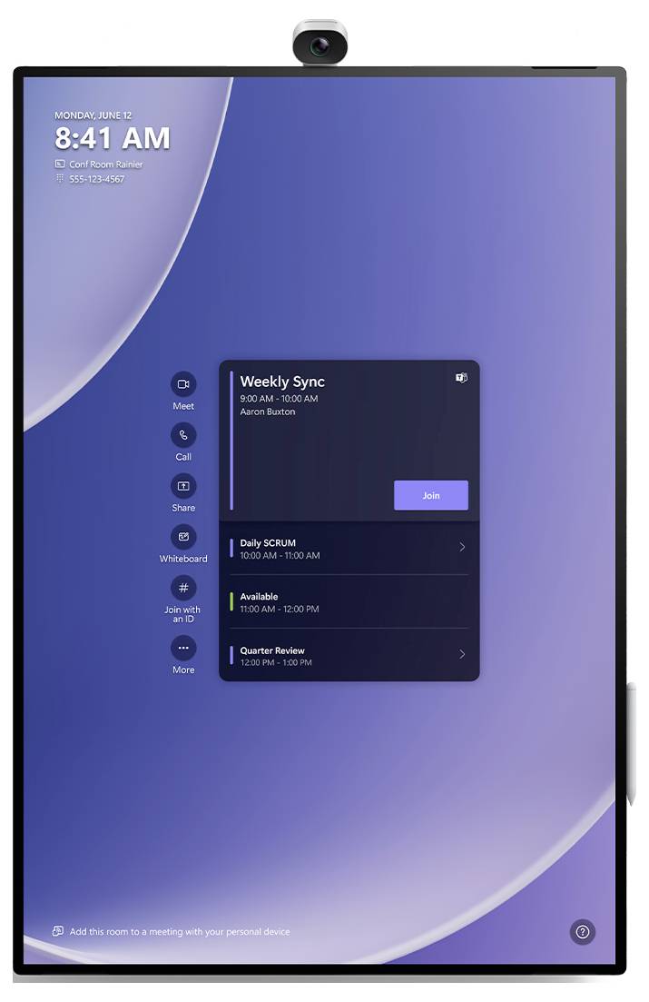 Uno schermo digitale mostra un calendario con una riunione "Weekly Sync" alle 9:00. Altri eventi elencati sono "Daily SCRUM" e "Quarter Review".