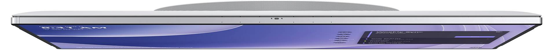 MacBook Air chiuso che mostra il suo elegante profilo del bordo argentato e parte di un'immagine sullo schermo di colore viola.