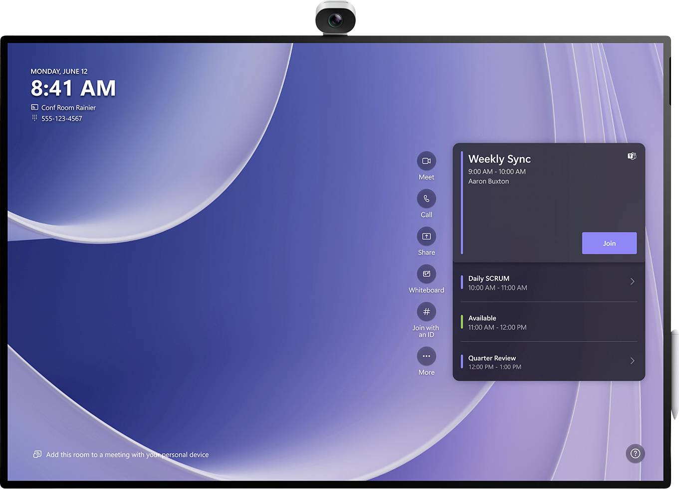 Un display digitale di una sala riunioni mostra l'ora '8:41 AM' e un pannello del calendario che elenca le riunioni: 'Weekly Sync', 'Daily SCRUM', e 'Quarter Review'.