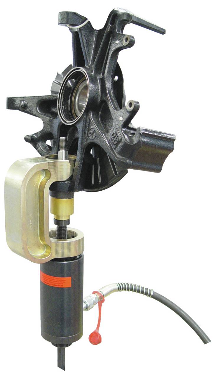 Un set completo di chiavi a bussola con cricchetti, prolunghe e varie bussole disposte ordinatamente in un organizzatore in schiuma, progettato per lavori meccanici.