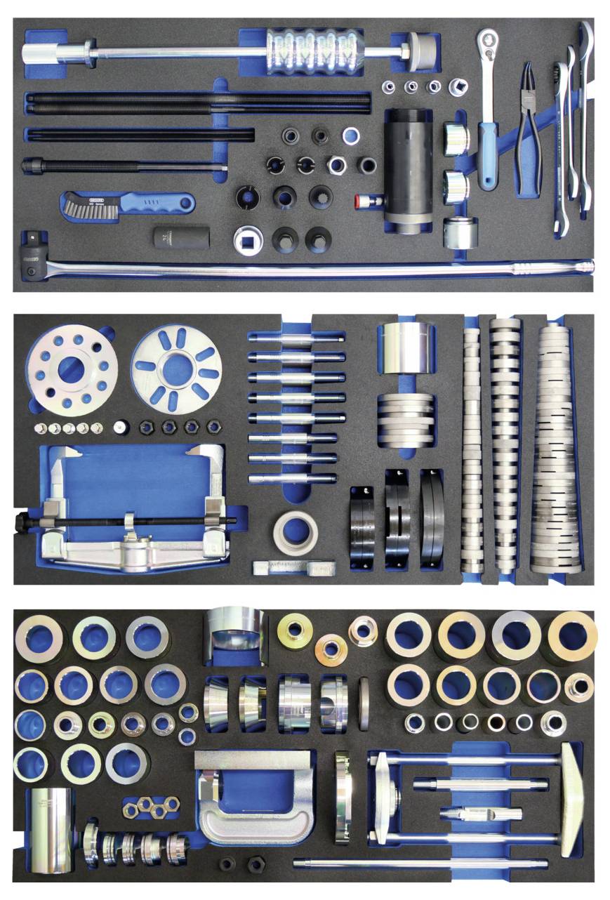 Una collezione di vari attrezzi meccanici e componenti organizzati ordinatamente in una cassetta degli attrezzi, che include chiavi inglesi, bussole e bulloni.