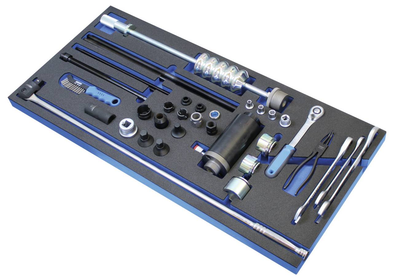 Kit di attrezzi con vari strumenti manuali e accessori, compresi bussole, chiavi e pinze, ordinatamente organizzati in un vassoio in schiuma.