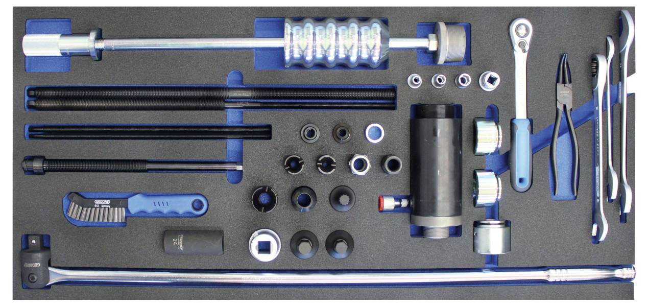 Un set di attrezzi con vari strumenti di riparazione tra cui chiavi inglesi, bussole, un cricchetto e pinze organizzati ordinatamente in un vassoio in schiuma.