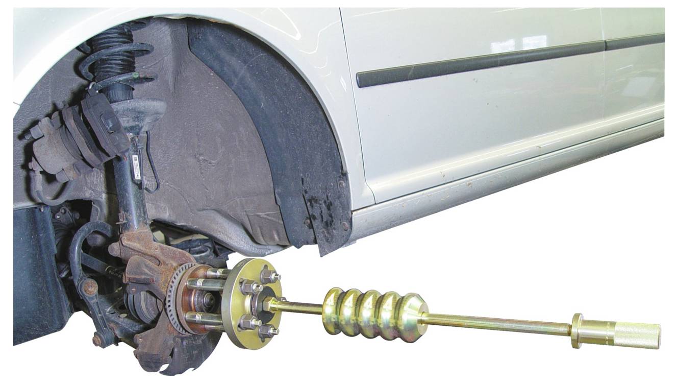 Uno strumento estrattore del mozzo ruota di un'auto è fissato al mozzo ruota del veicolo, dimostrando il processo di rimozione di un mozzo ruota.