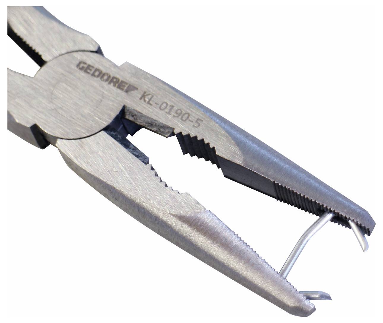 Pinze con impugnatura trame e punta angolata che tengono un sottile filo di metallo, contrassegnate 'GEDORE KL-0190-5'.