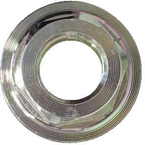 'Un oggetto metallico circolare con scanalature concentriche e una superficie riflettente.'