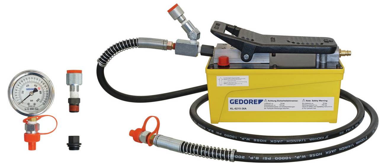 Pompa idraulica ad alta pressione con manometro, connettori multipli e corpo giallo etichettato 'GEDORE'. Utilizzata per testare sistemi a fluido.