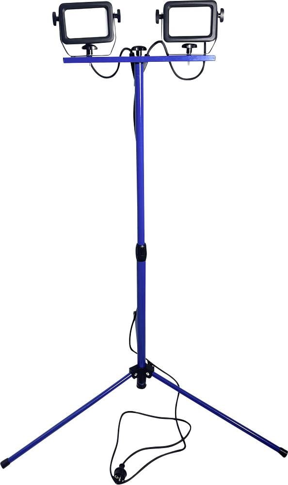 Un treppiede blu è in piedi, sostenendo due faretti rettangolari. I fili pendono dalle luci, indicando che sono alimentati da energia elettrica.