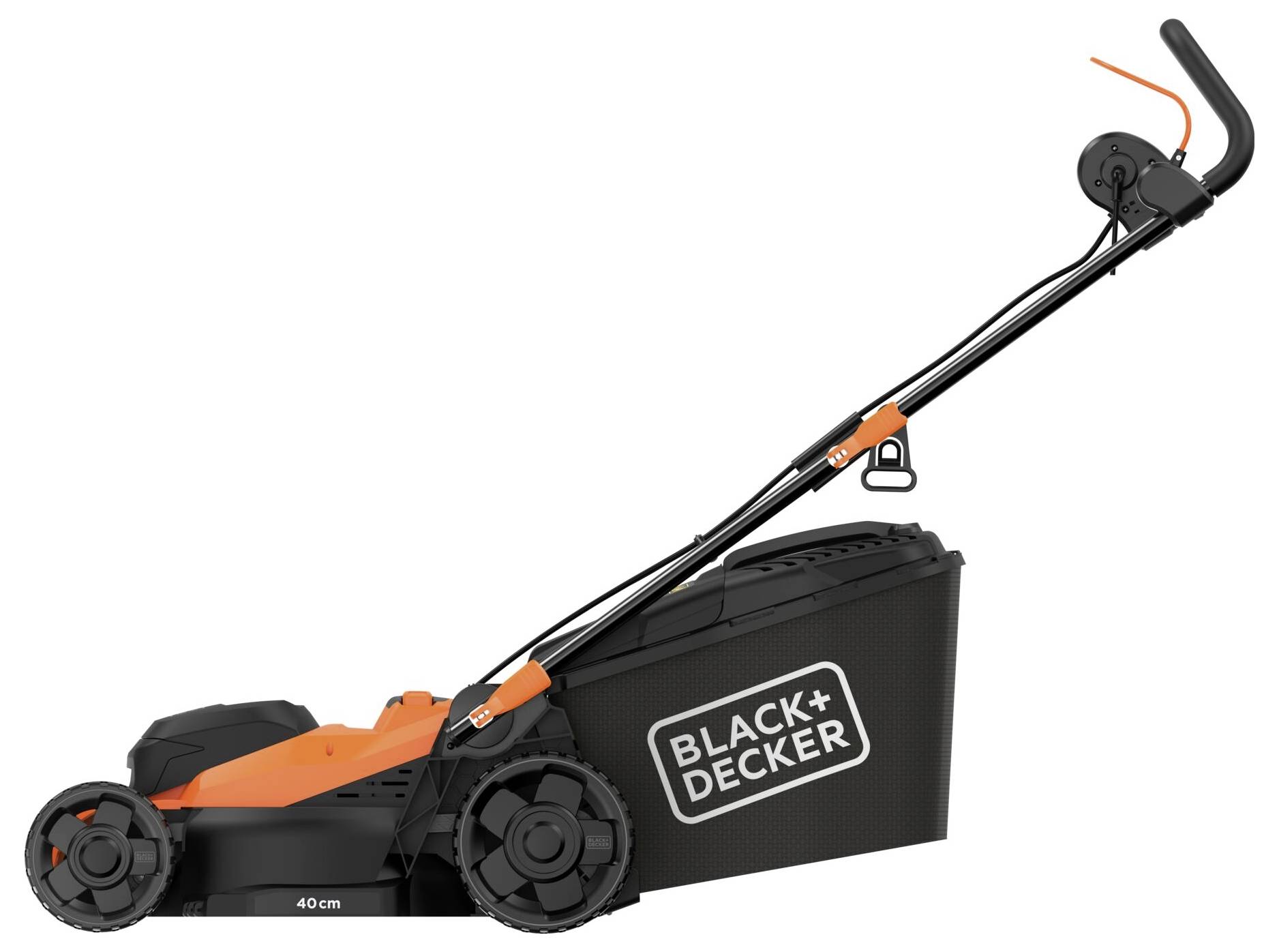 Un tagliaerba dal design arancione e nero, con un sacco di raccolta dell'erba etichettato "Black+Decker" sul lato.