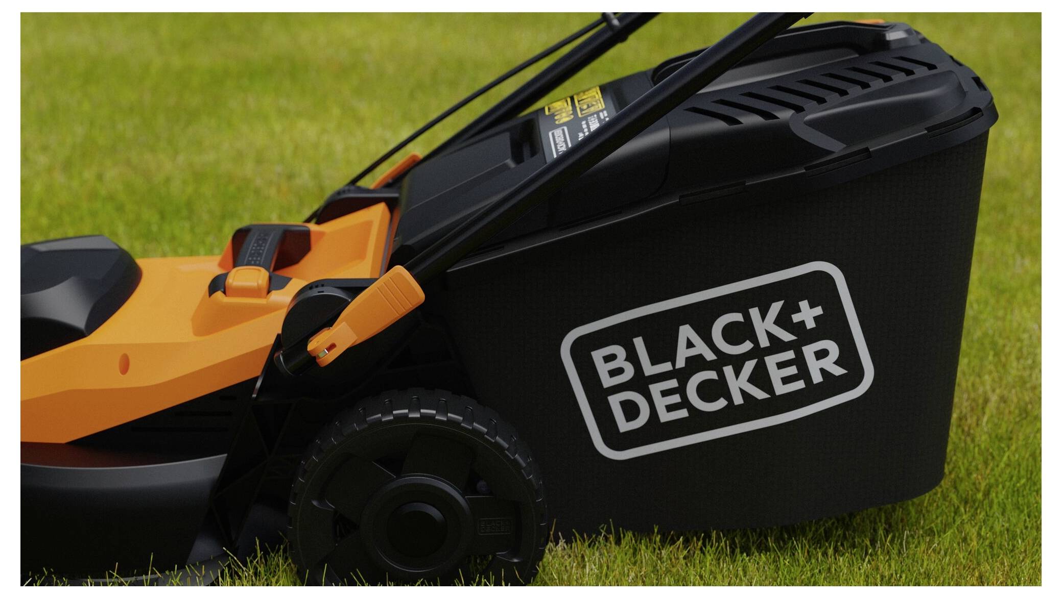 Un tosaerba con un design nero e arancione è mostrato su un prato, con il logo 'BLACK+DECKER' visibile sul lato del sacco per l'erba.