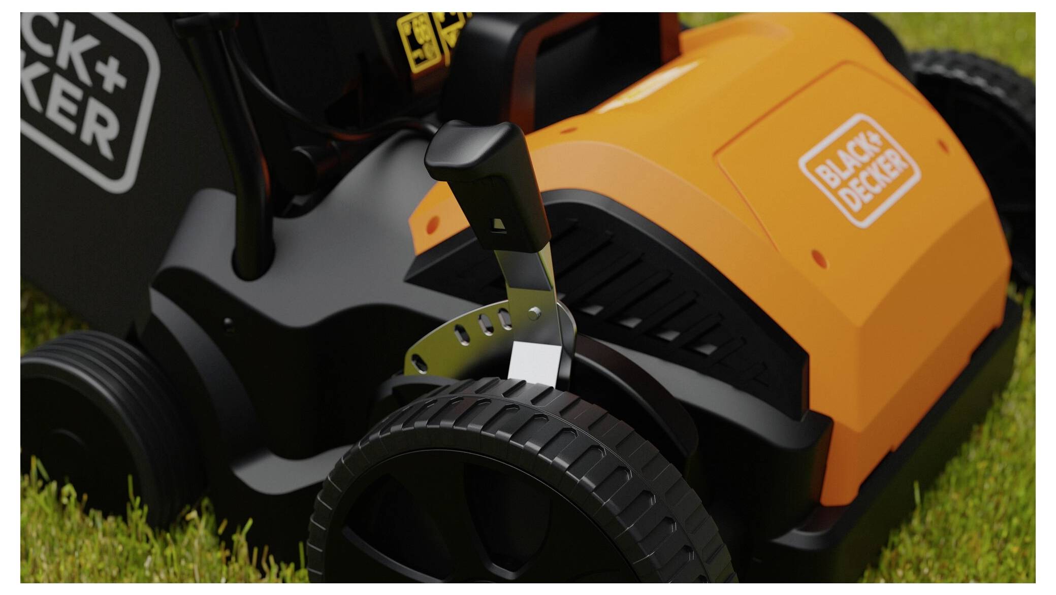 Un tosaerba arancione e nero è parcheggiato sull'erba, con una leva sulla ruota e il logo "Black+Decker" sul corpo.