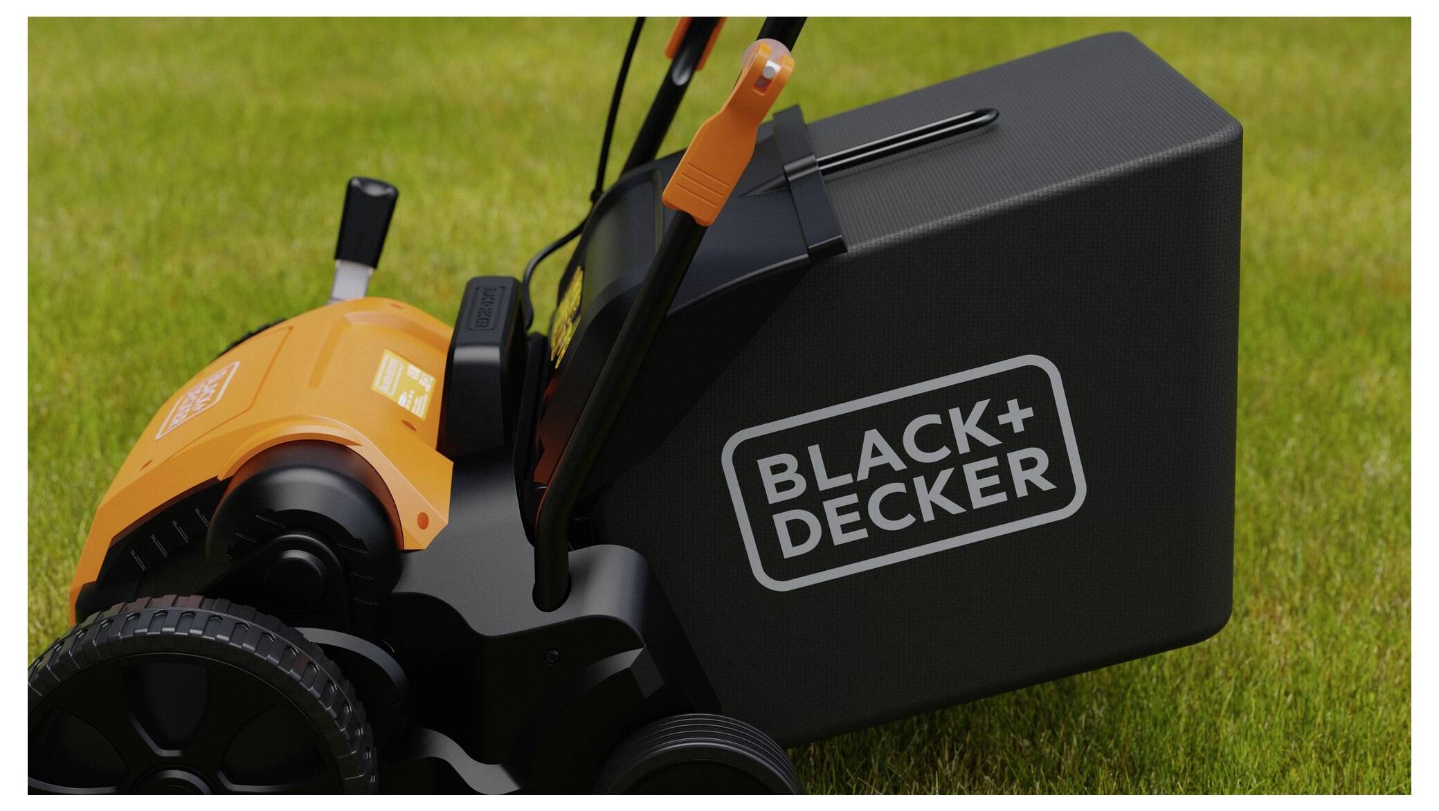 Un tosaerba Black+Decker su un prato d'erba con un manico arancione e un cesto raccoglierba nero.
