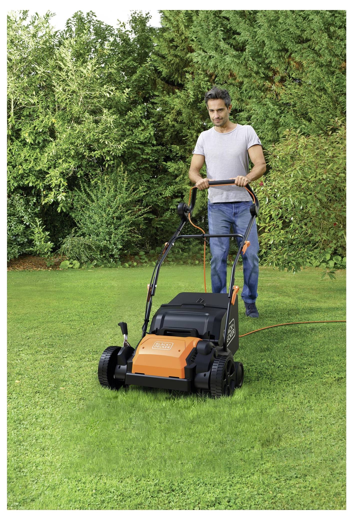 Diversi rotoli di film e materiali colorati si sovrappongono. Testo: "Funziona con oltre 75 materiali."