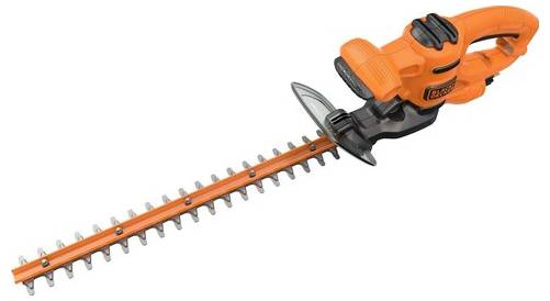 Un tosasiepe arancione con una lunga lama seghettata e un manico ergonomico, progettato per potare siepi e cespugli in modo efficiente.