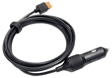 Un cavo di ricarica per auto arrotolato di colore nero con una punta arancione a un'estremità e una spina standard per l'accendisigari all'altra estremità.