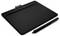 Un tablet da disegno nero con una penna stilo, dotato di una superficie punteggiata e di una scheda etichettata 'Wacom', utilizzato per l'arte digitale e il design.