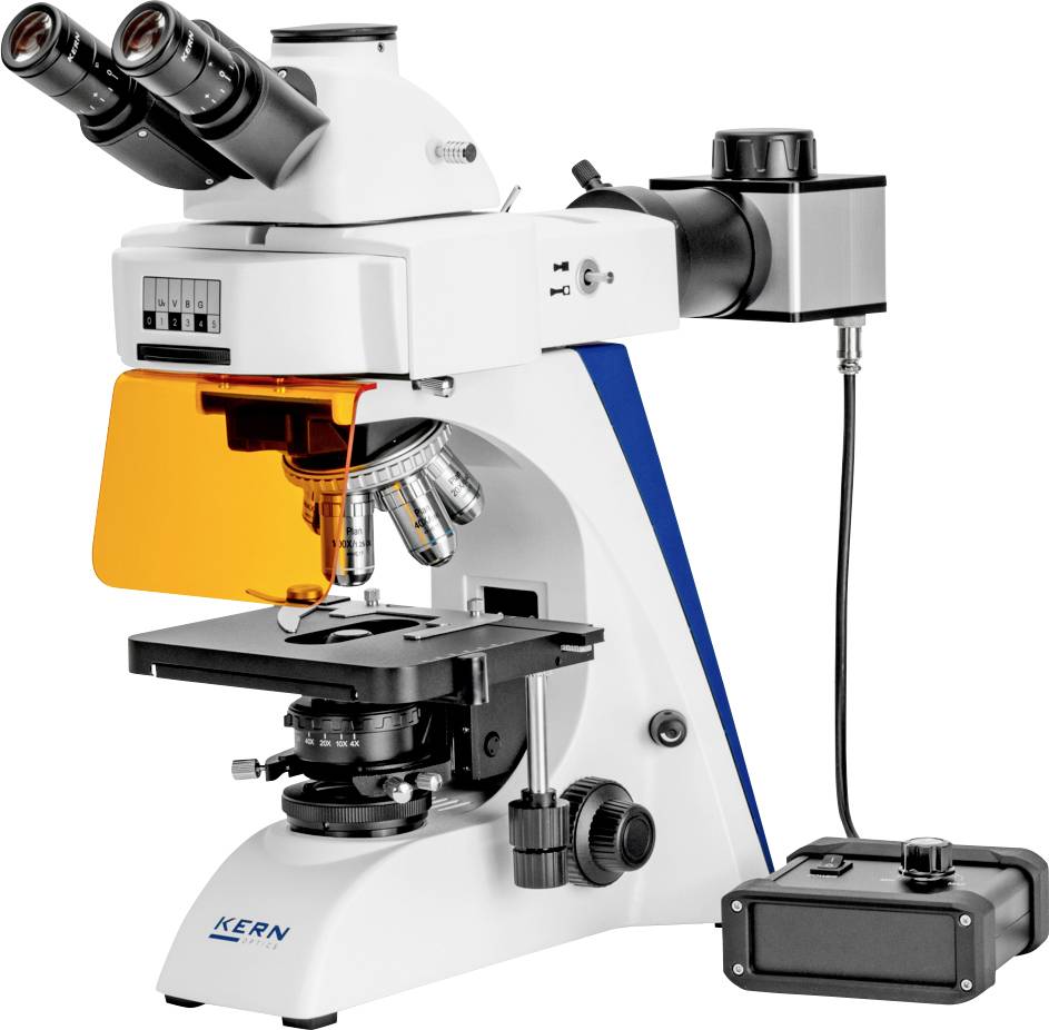 Un microscopio binoculare con un filtro arancione, multiple lenti obiettive e un attacco per fotocamera digitale per la cattura di immagini.