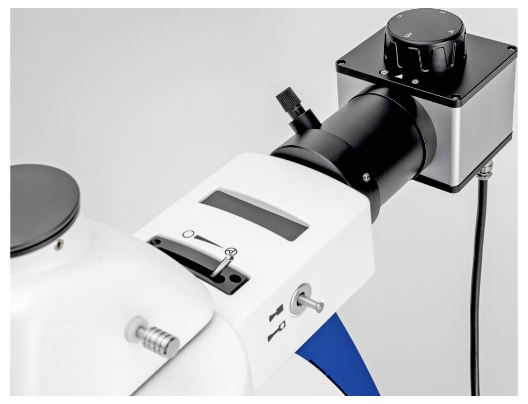 Una vista ravvicinata di uno strumento bianco di laboratorio con manopole di controllo e leve di regolazione, utilizzato per misurazioni scientifiche precise.
