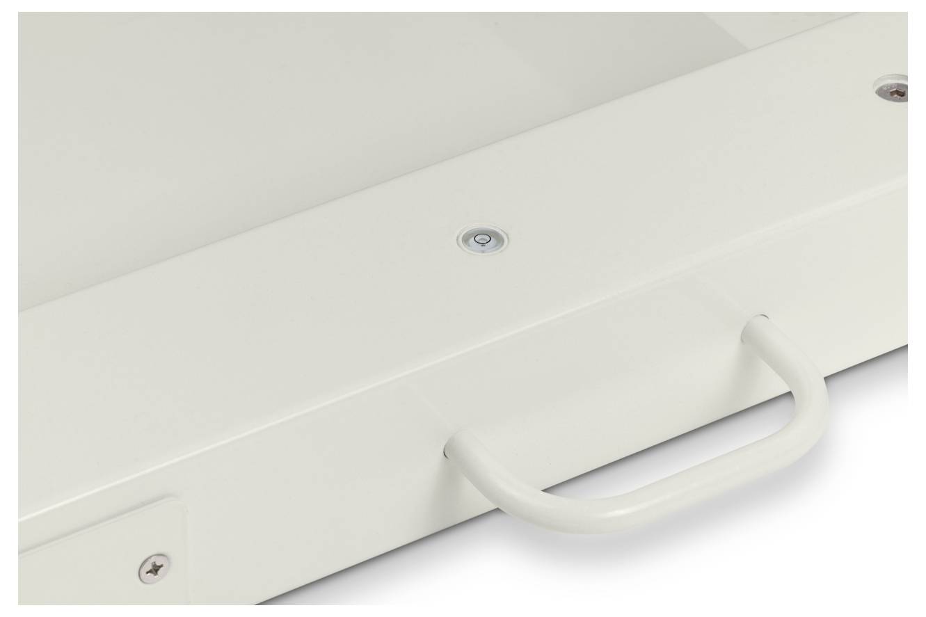Un primo piano di una maniglia per cassetto in metallo bianco su un pannello di cassetto con viti visibili, che mette in evidenza la sua costruzione robusta e il design minimalista.