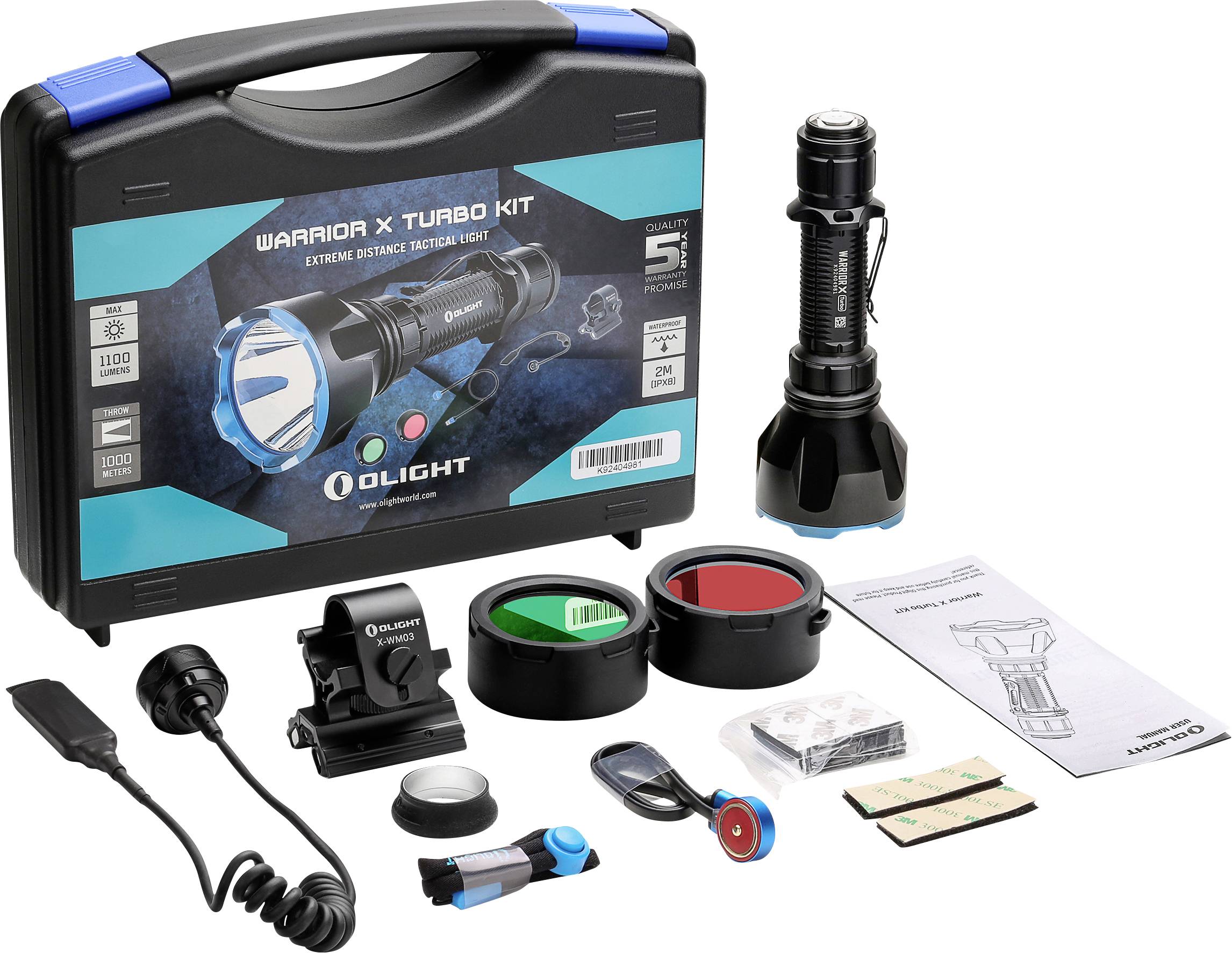 Kit "Olight Warrior X Turbo" che presenta una torcia tattica, lenti colorate, cavo di ricarica e custodia di trasporto esposti su uno sfondo bianco.
