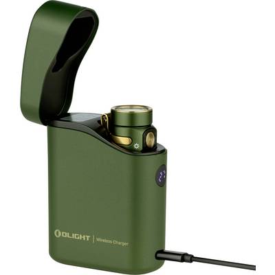 Una torcia Olight verde è verticalmente posizionata nel suo case di ricarica wireless, che è collegato alla corrente, con il coperchio del case aperto.